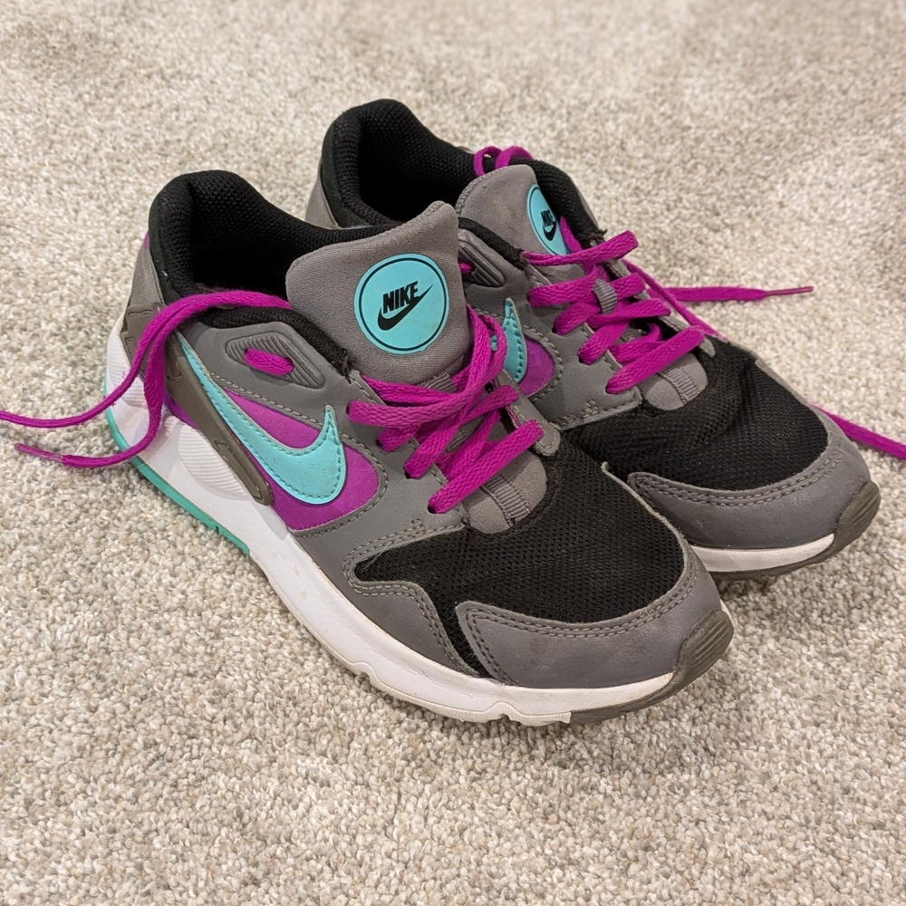 Kids Nike Black and Gray Sneakers with Purple and Teal Accents. Size 3.5Y